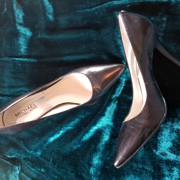 MICHAEL Michael Kors 3.5" Black Leather Pump - Picture 2 of 2